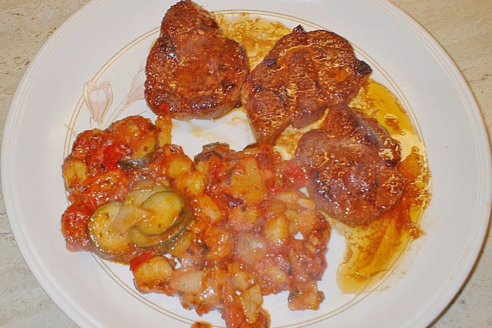 Kleine Nackensteaks mit Peyrigoux an Fenchel - Birnen - Salat