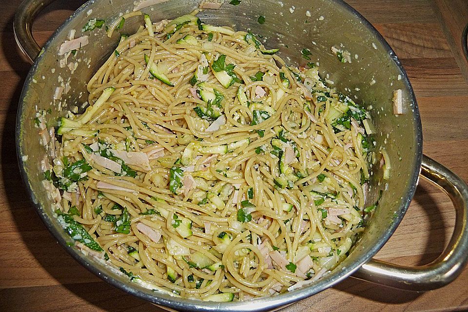 Spaghettipuffer mit Schinken und Zucchini