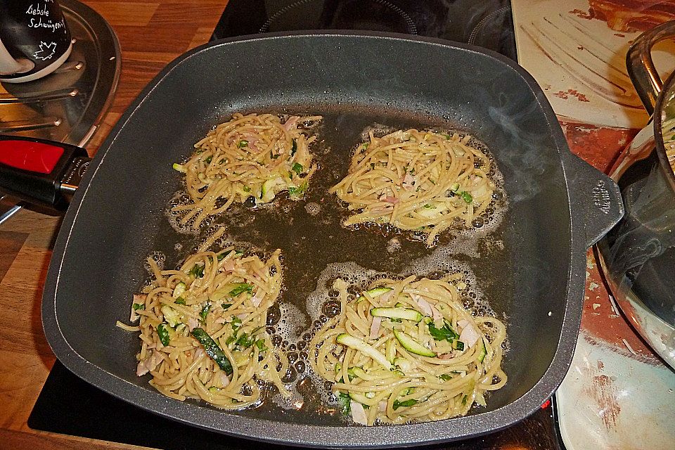 Spaghettipuffer mit Schinken und Zucchini