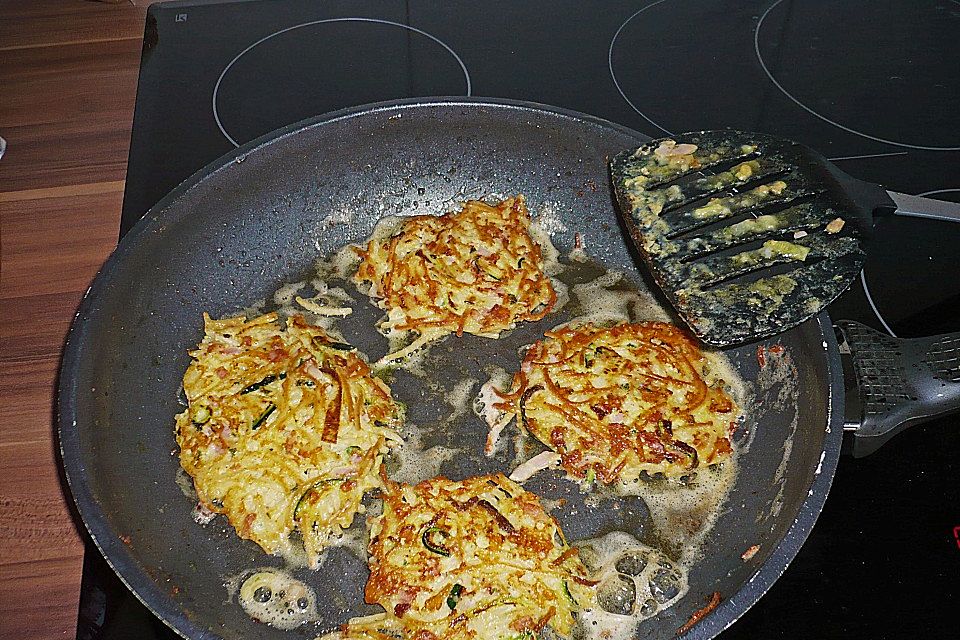 Spaghettipuffer mit Schinken und Zucchini