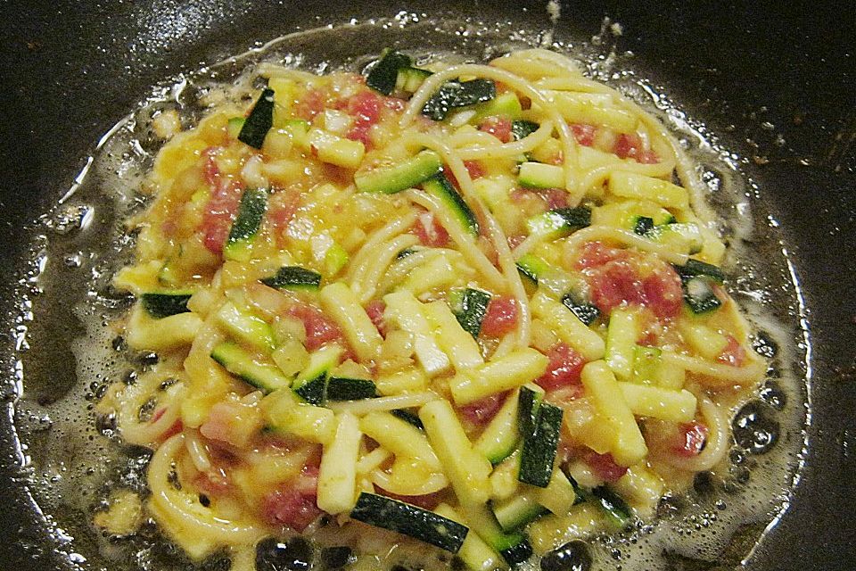 Spaghettipuffer mit Schinken und Zucchini