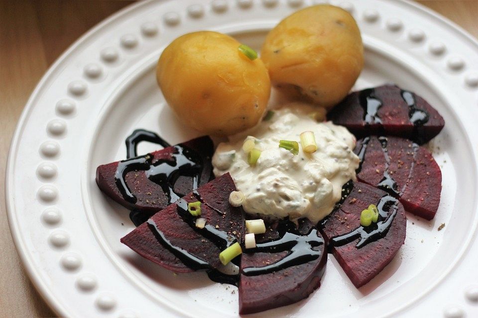 Warme Rote Bete in Balsamico mit Pellkartoffeln und Frischkäse