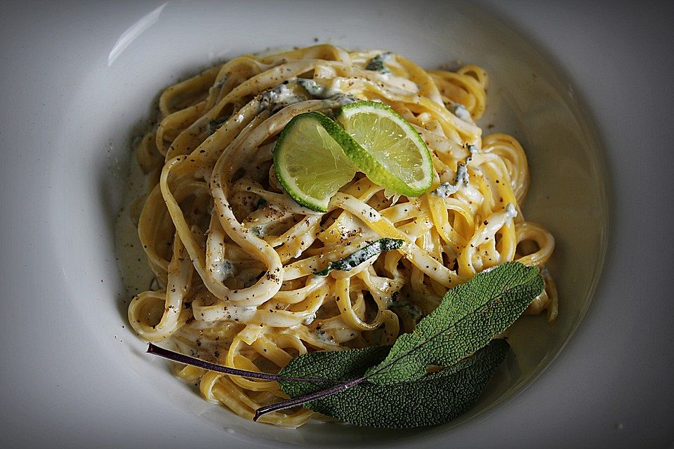 Nudeln mit Salbei - Gorgonzola - Soße