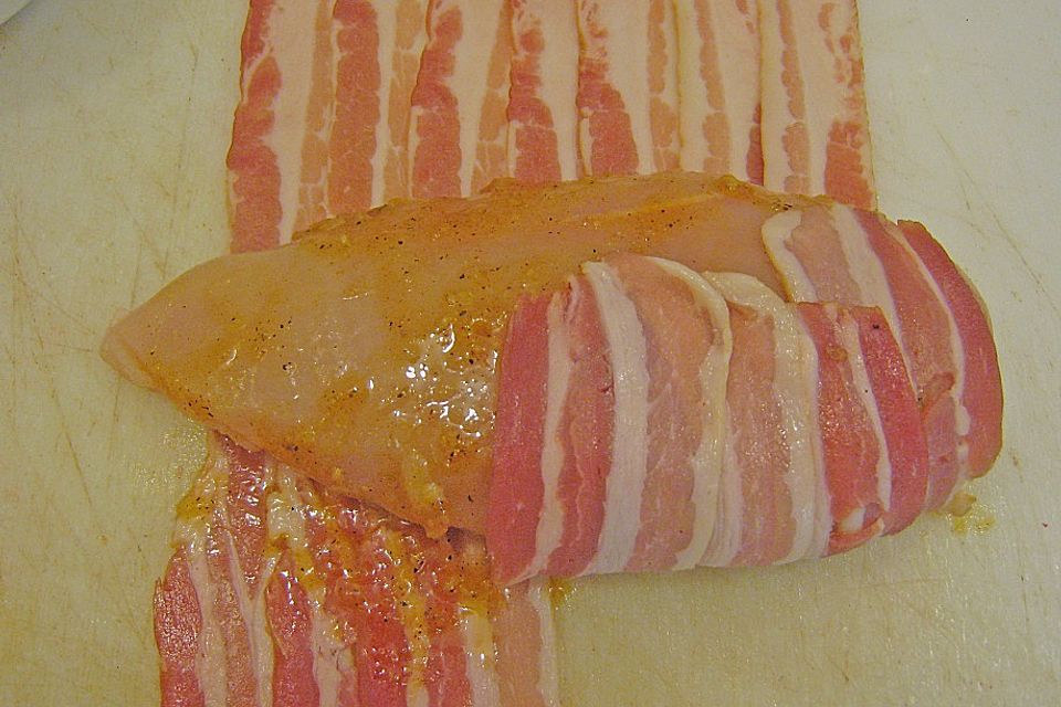 Poulardenbrust im Baconmantel mit gebratenem Hautfähnchen auf Chinakohl