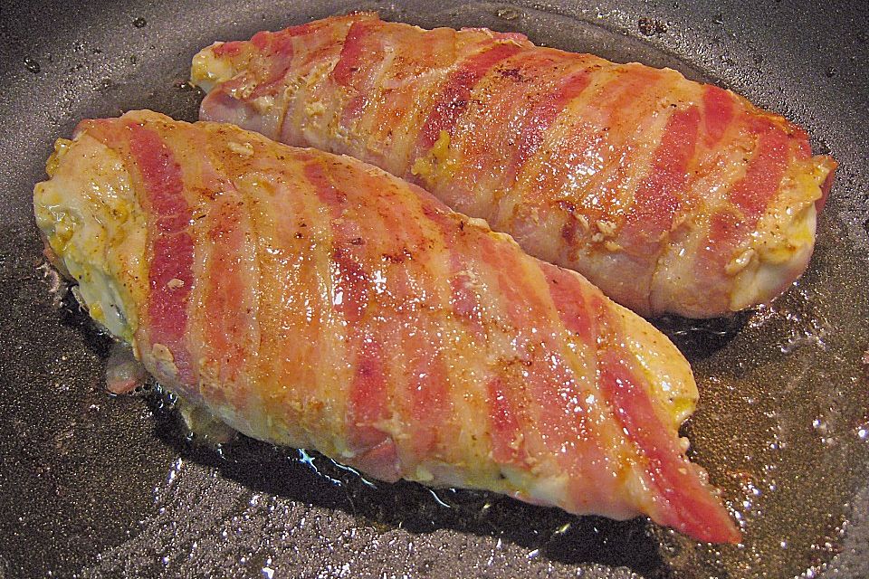 Poulardenbrust im Baconmantel mit gebratenem Hautfähnchen auf Chinakohl