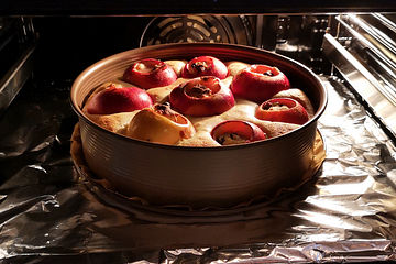 Bratapfelkuchen mit Marzipan, Mandeln und Rosinen