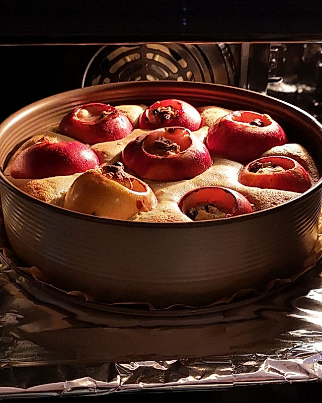 Bratapfelkuchen mit Marzipan, Mandeln und Rosinen