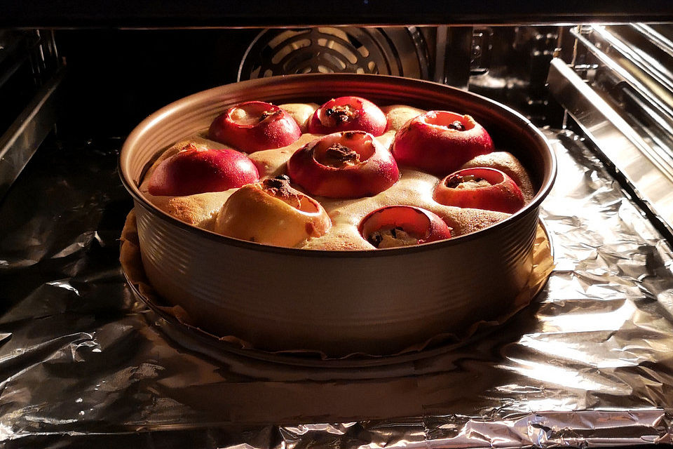 Bratapfelkuchen mit Marzipan, Mandeln und Rosinen