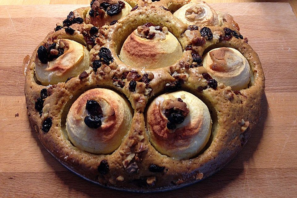 Bratapfelkuchen mit Marzipan, Mandeln und Rosinen