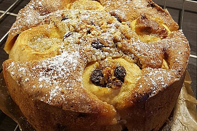 Bratapfelkuchen mit Marzipan, Mandeln und Rosinen von Bikergirl79| Chefkoch