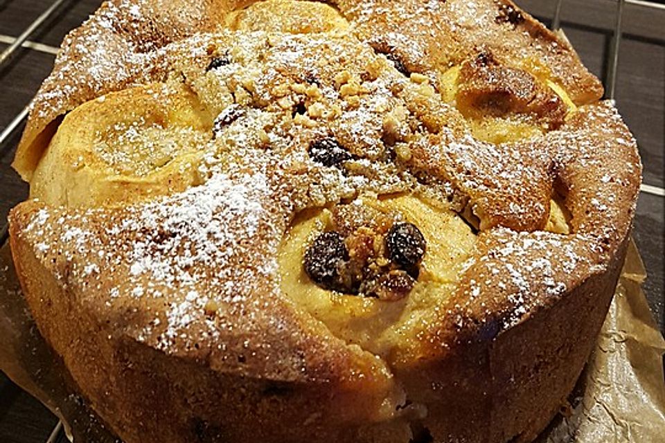 Bratapfelkuchen mit Marzipan, Mandeln und Rosinen