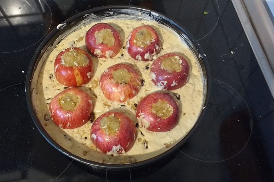 Bratapfelkuchen mit Marzipan, Mandeln und Rosinen