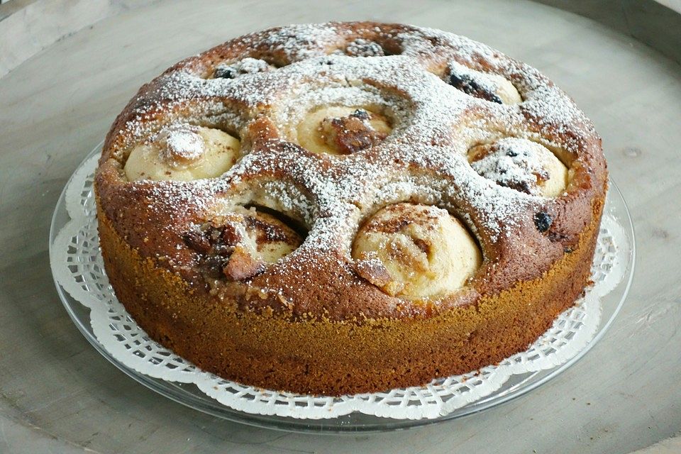 Bratapfelkuchen mit Marzipan, Mandeln und Rosinen