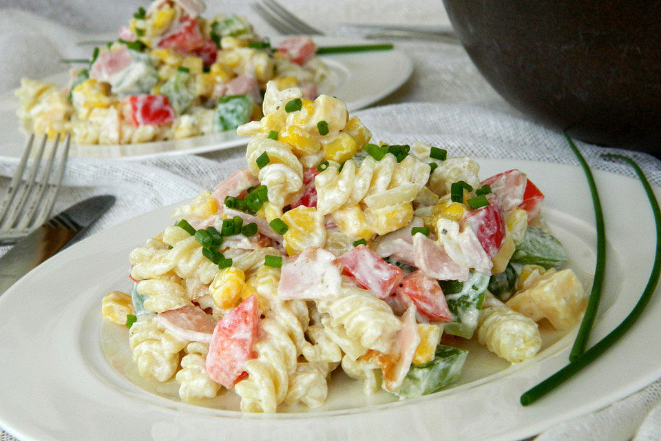 Nudelsalat mit Schinken und Käse