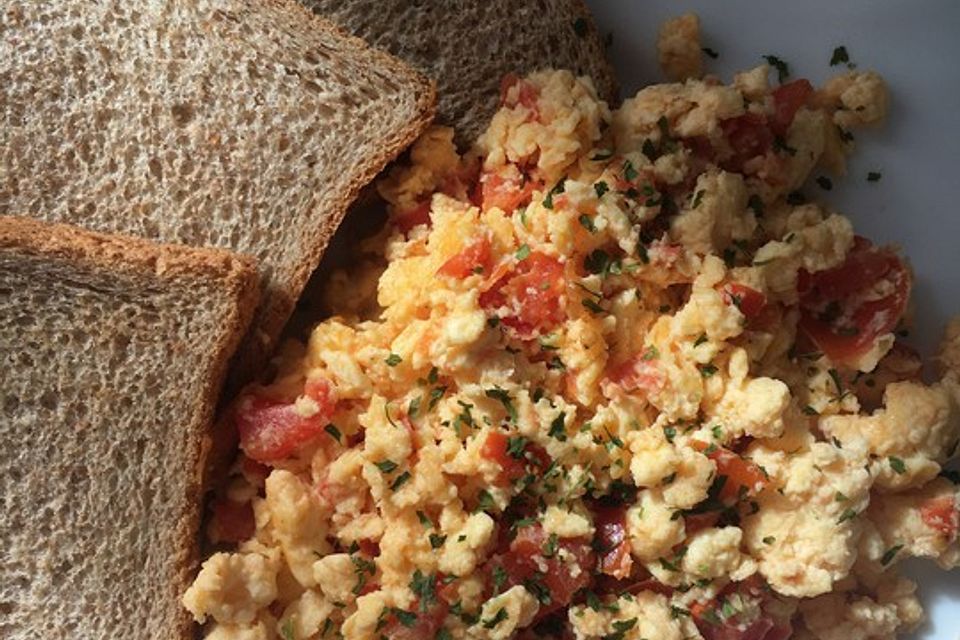 Rührei mit Tomate und Schafskäse