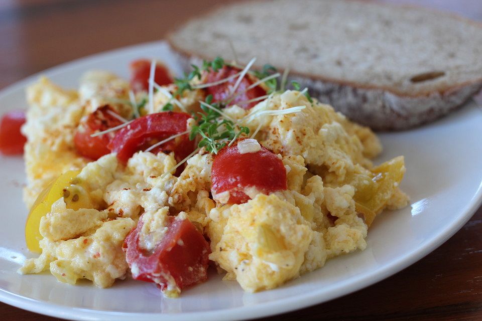 Rührei mit Tomate und Schafskäse