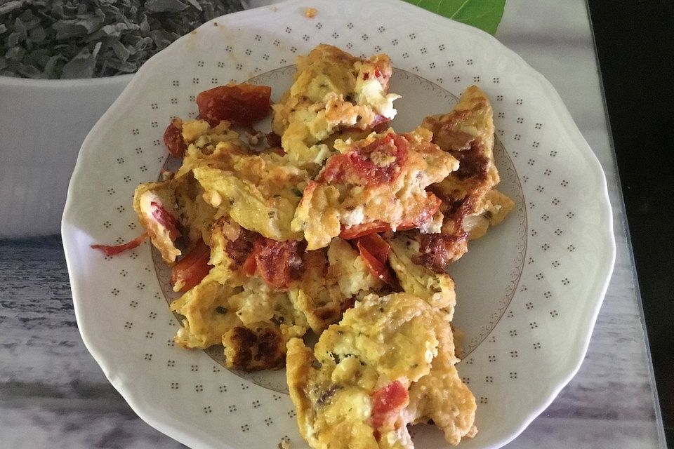 Rührei mit Tomate und Schafskäse