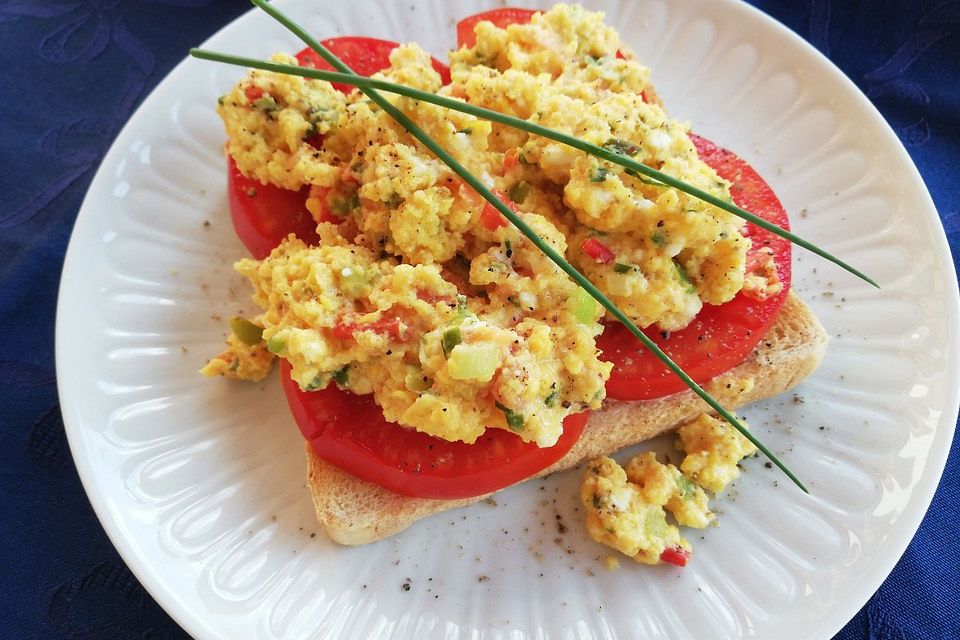 Rührei mit Tomate und Schafskäse