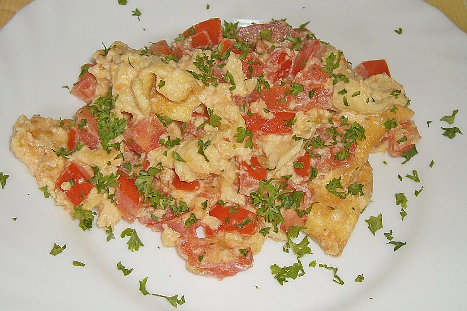 Rührei mit Tomate und Schafskäse