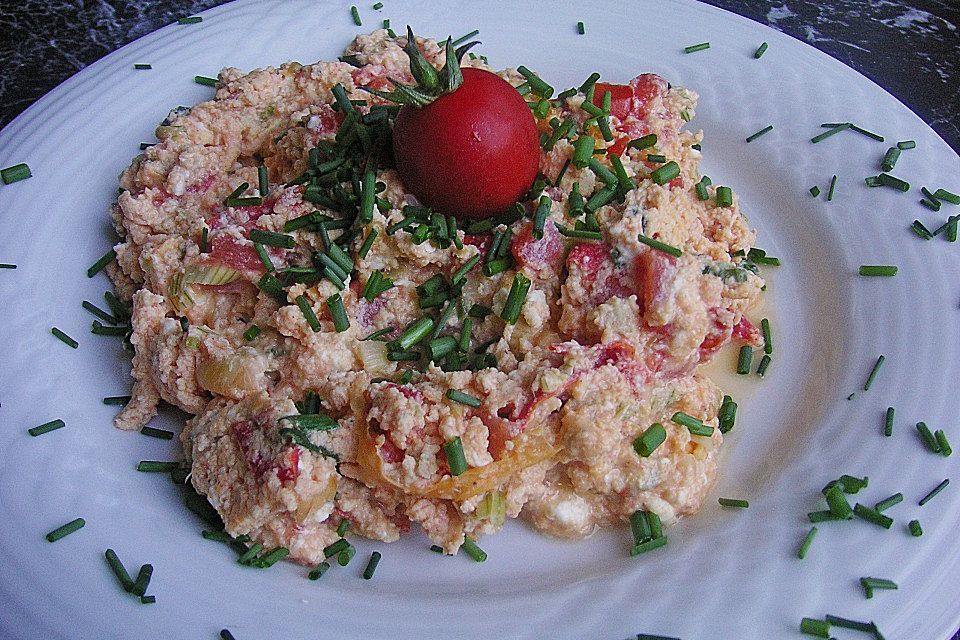 Rührei mit Tomate und Schafskäse