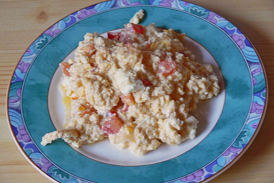 Rührei mit Tomate und Schafskäse