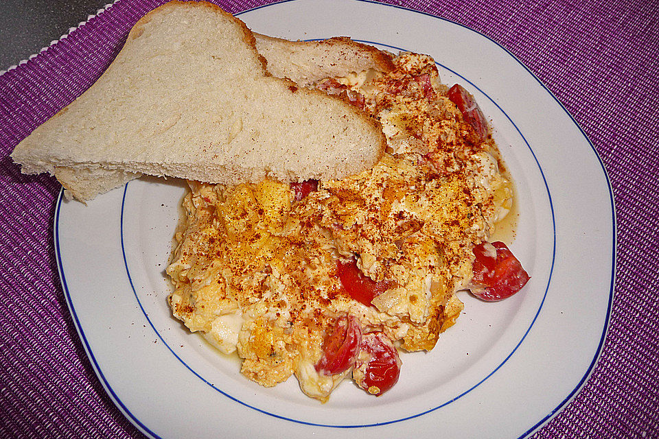 Rührei mit Tomate und Schafskäse