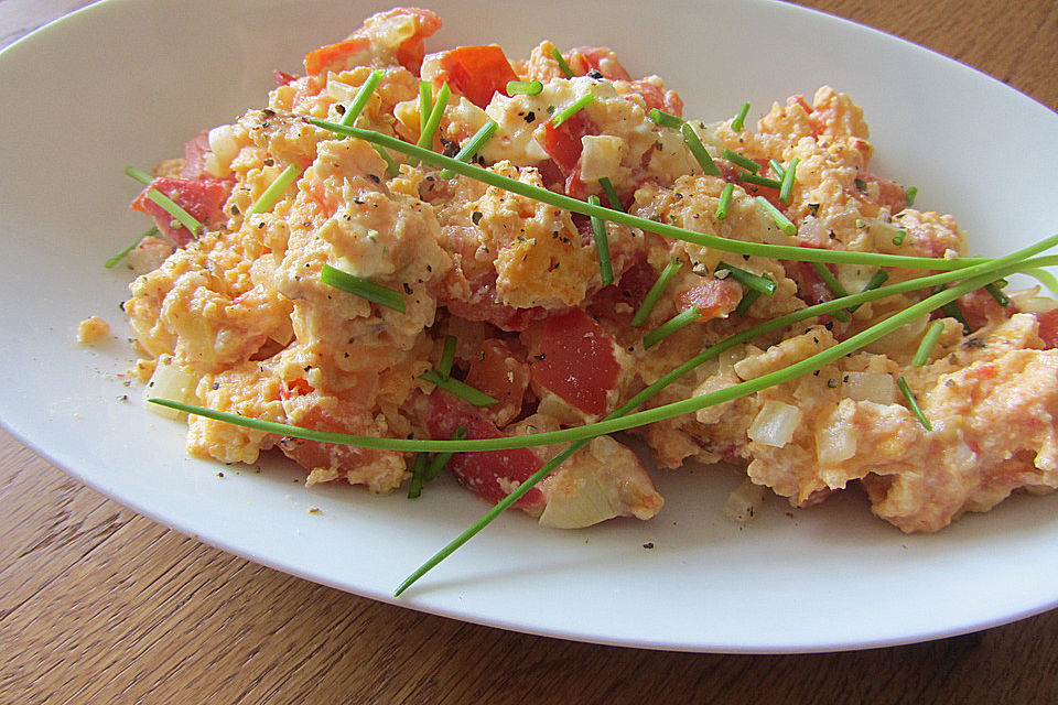 Rührei mit Tomate und Schafskäse