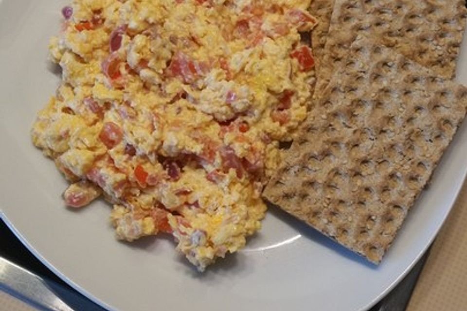 Rührei mit Tomate und Schafskäse