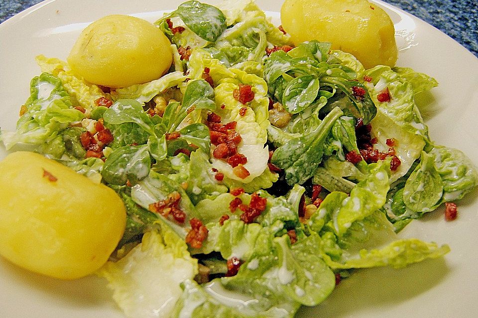 Buttermilch - Walnuss - Salat mit Pellkartoffeln