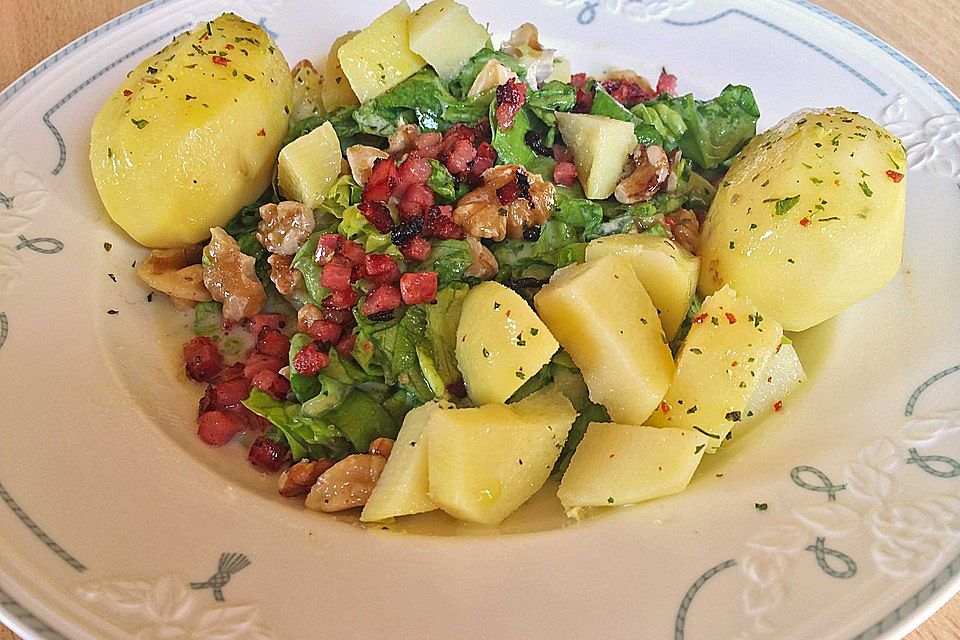 Buttermilch - Walnuss - Salat mit Pellkartoffeln