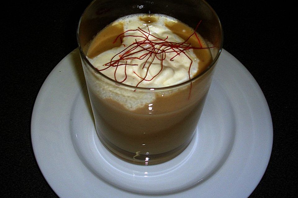 Latte Macchiato von getrüffeltem Maronensüppchen