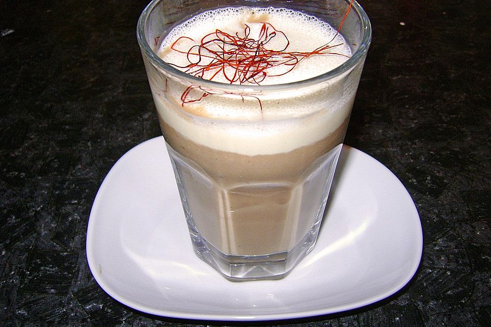 Latte Macchiato von getrüffeltem Maronensüppchen