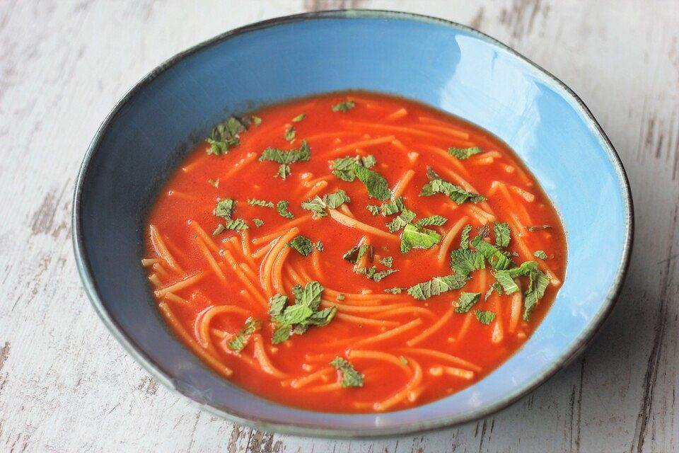 Türkische Tomatensuppe mit Fadennudeln