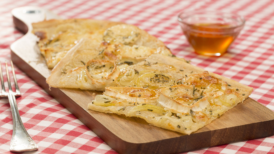 flammkuchen-mit-ziegenk-se-rosmarin-und-honig