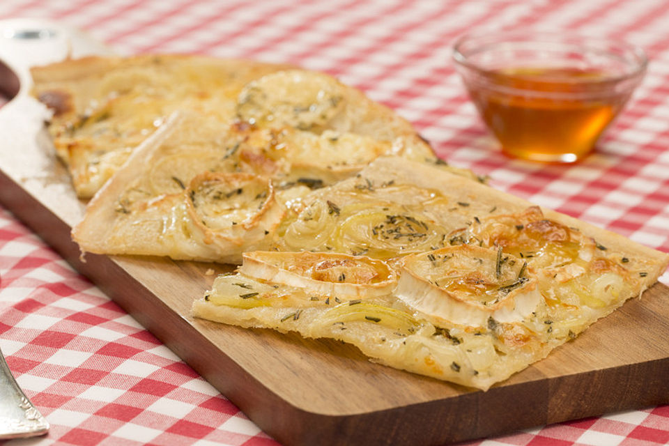 Flammkuchen mit Ziegenkäse, Rosmarin und Honig