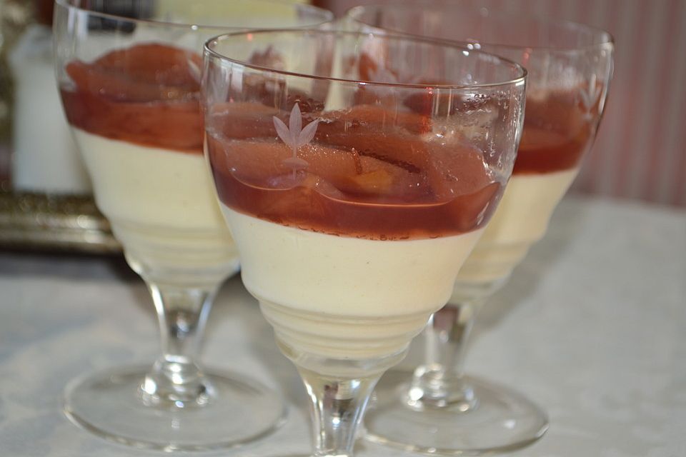 Weißes Lebkuchenmousse mit Glühweinbirnen