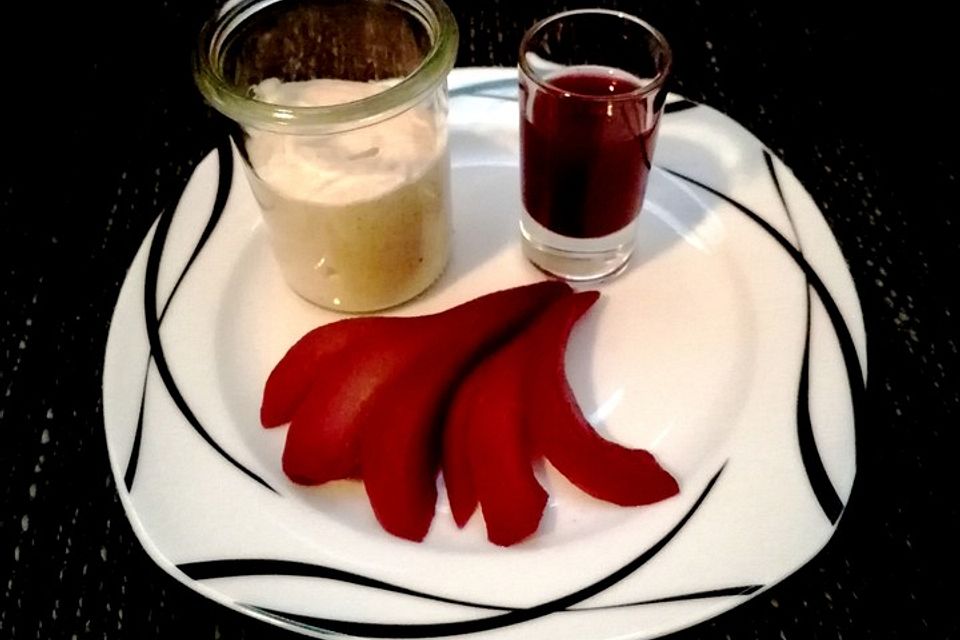 Weißes Lebkuchenmousse mit Glühweinbirnen