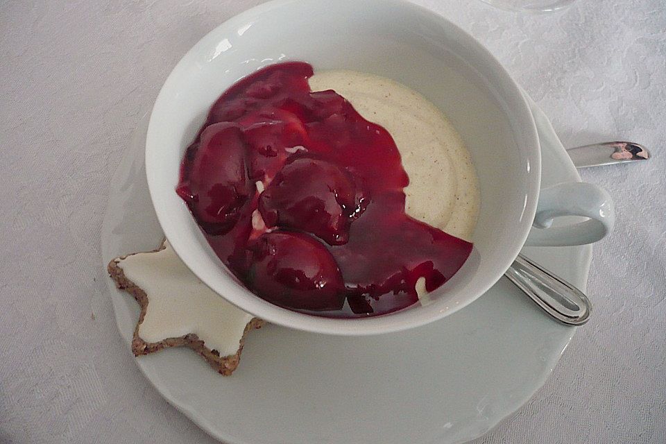 Weißes Lebkuchenmousse mit Glühweinbirnen