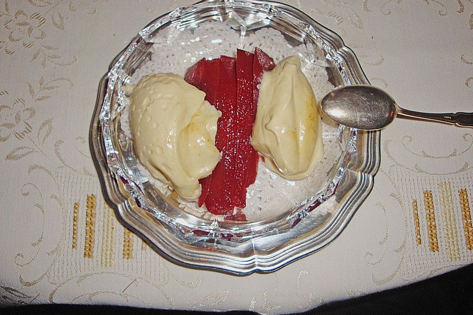 Weißes Lebkuchenmousse mit Glühweinbirnen