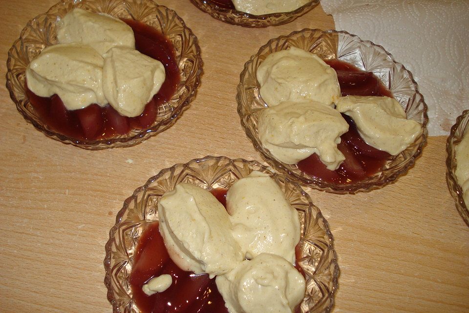 Weißes Lebkuchenmousse mit Glühweinbirnen