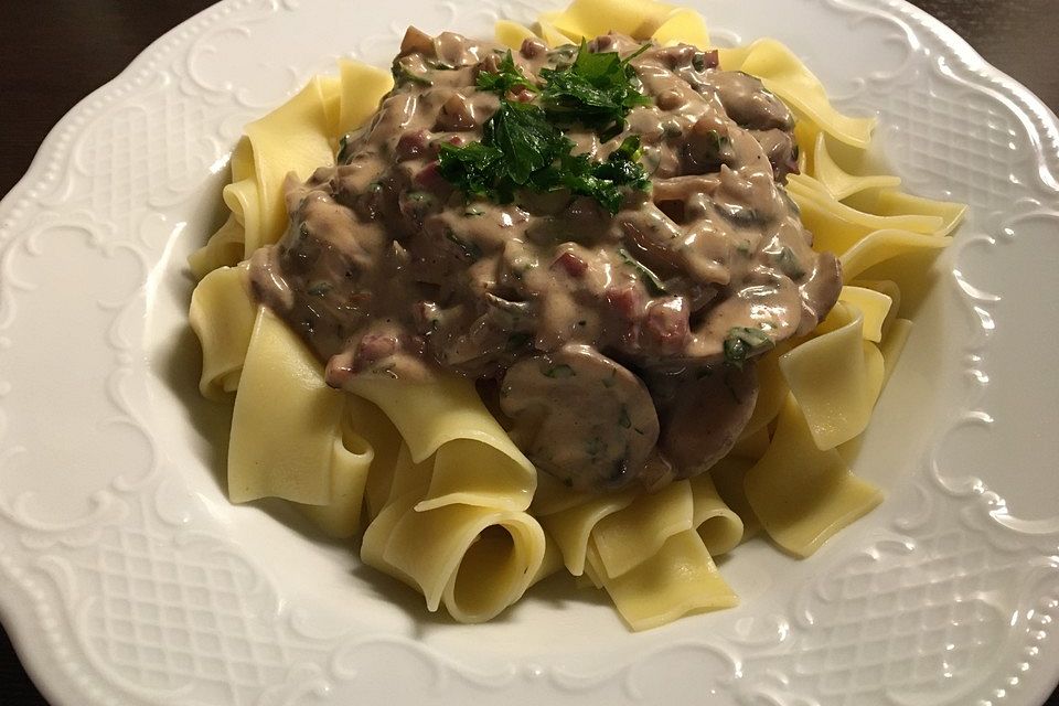 Bandnudeln mit Champignon-Sahne-Speck-Soße