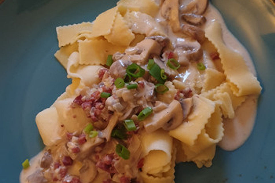 Bandnudeln mit Champignon-Sahne-Speck-Soße