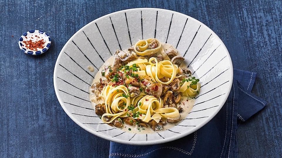 Bandnudeln-mit-Champignon-Sahne-Speck-So-e