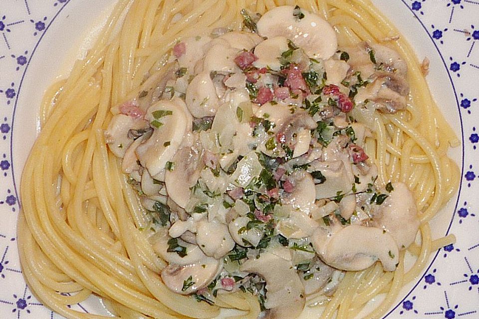 Bandnudeln mit Champignon-Sahne-Speck-Soße