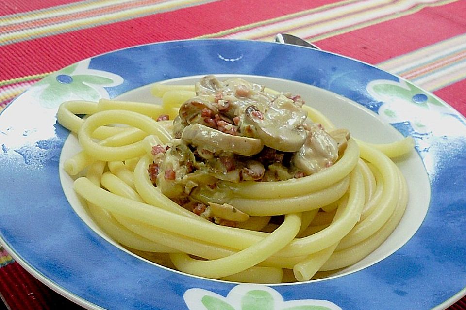 Bandnudeln mit Champignon-Sahne-Speck-Soße