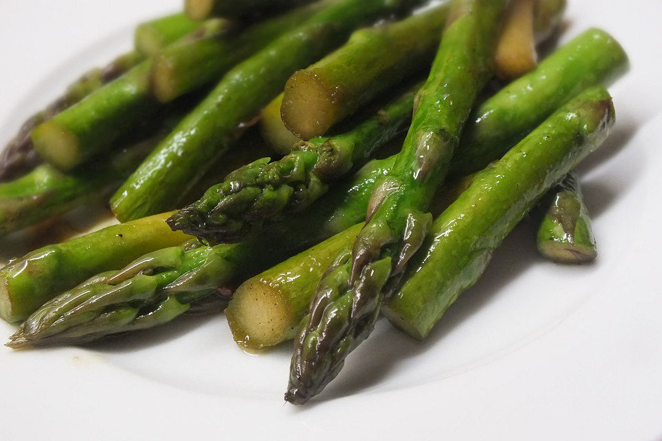 Gebratener grüner Spargel