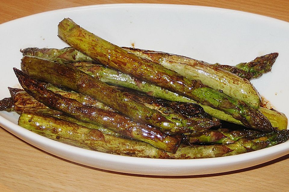 Gebratener grüner Spargel