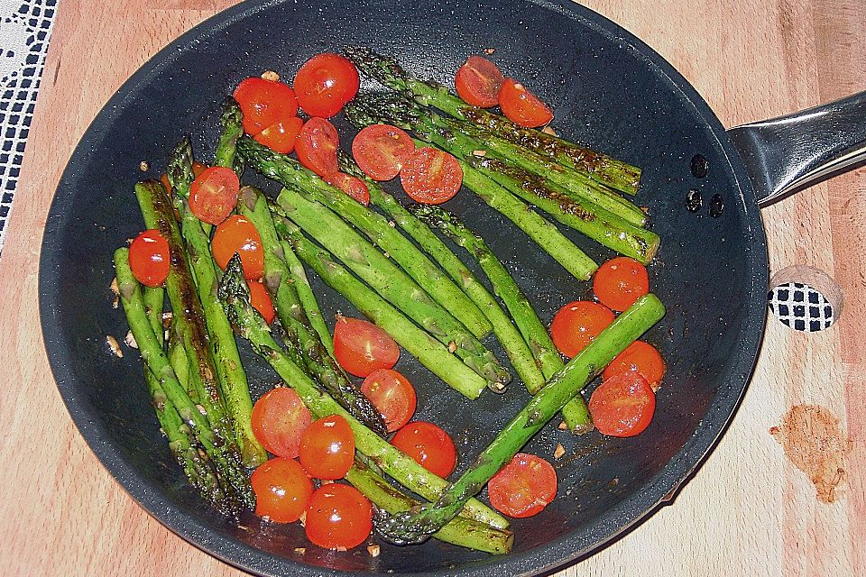 Gebratener grüner Spargel