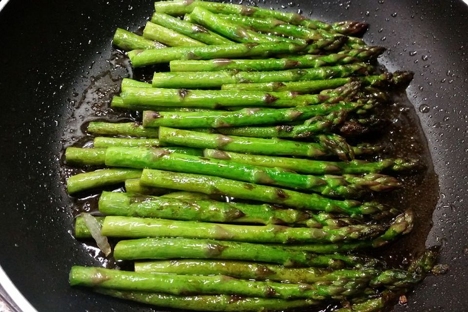 Gebratener grüner Spargel