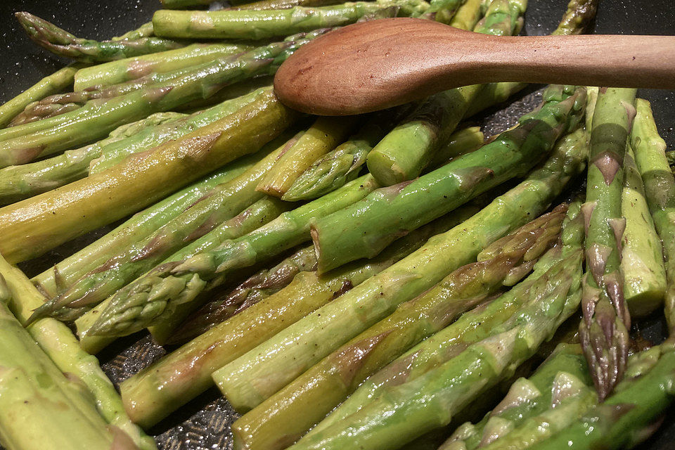 Gebratener grüner Spargel